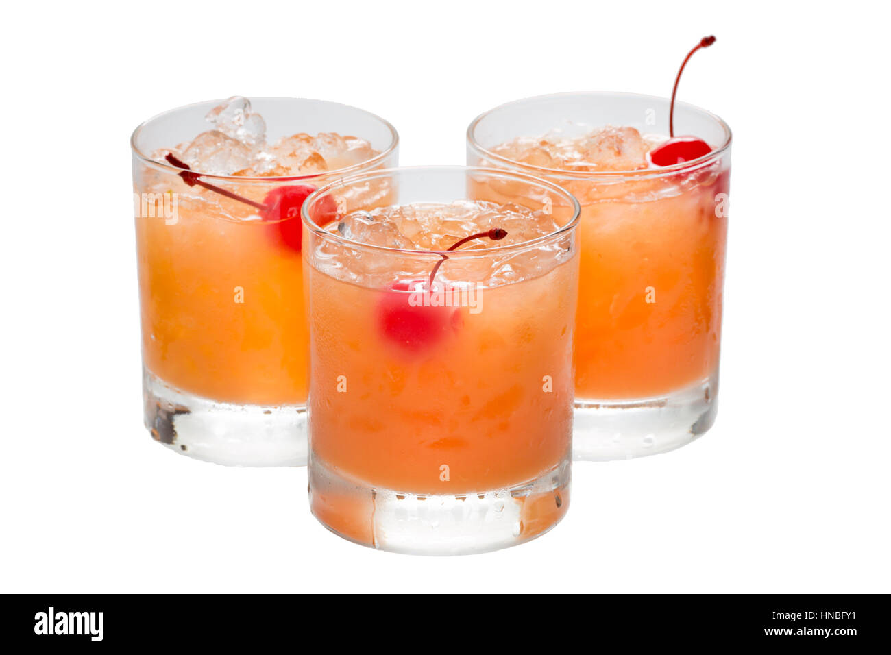 Drei Gläser mit orange Coctails drin Nahaufnahme Stockfoto