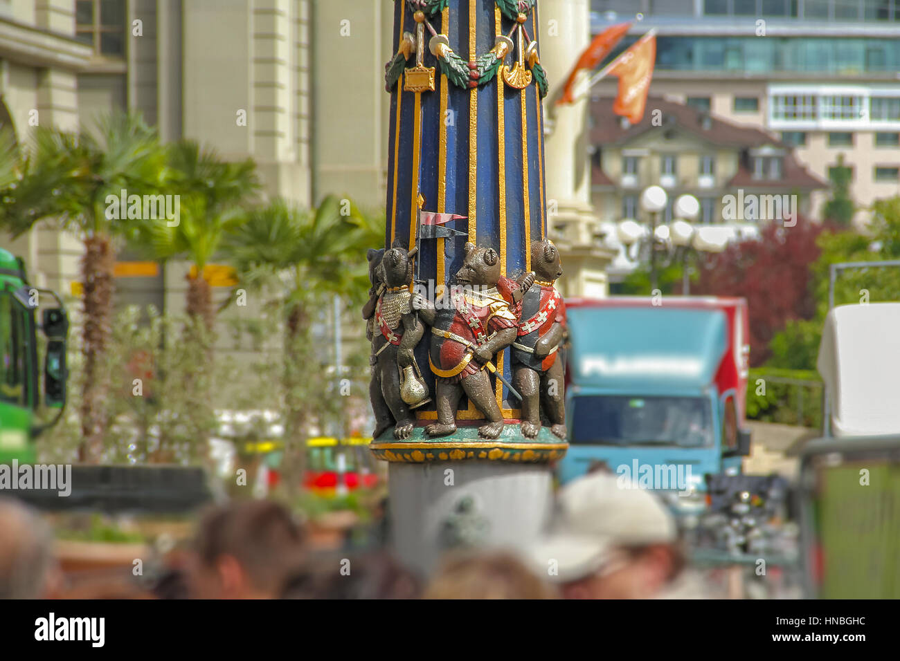 Eine interessante Skulpturen von Bären auf einer Säule auf dem Platz Stockfoto