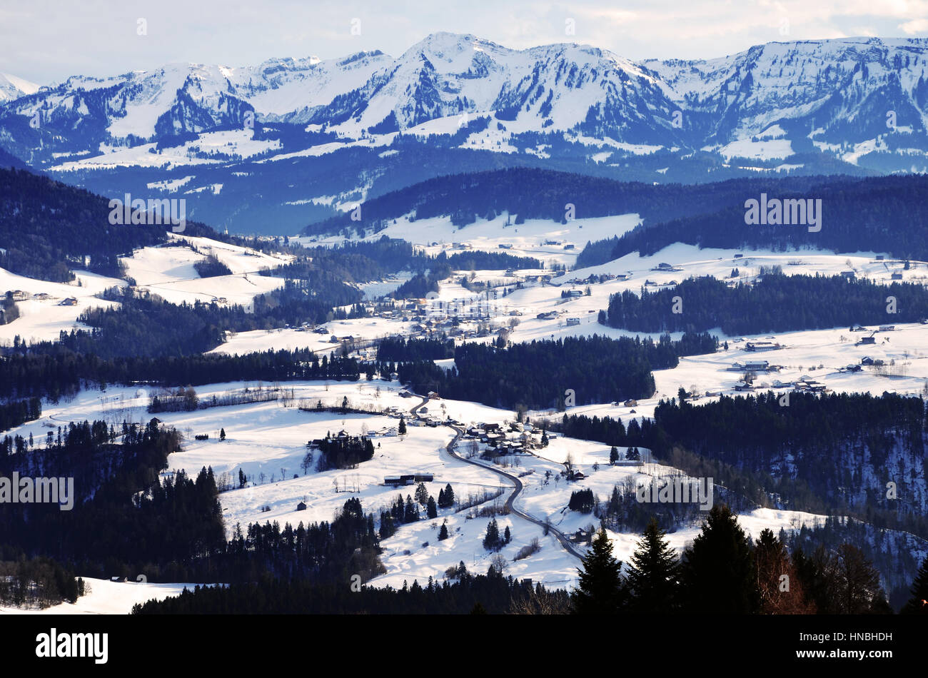 Blick auf die Allgäuer Alpen (Allgäuer Alpen) in Schnee bedeckt, wie aus Sulzberg, Vorarlberg, Österreich Stockfoto