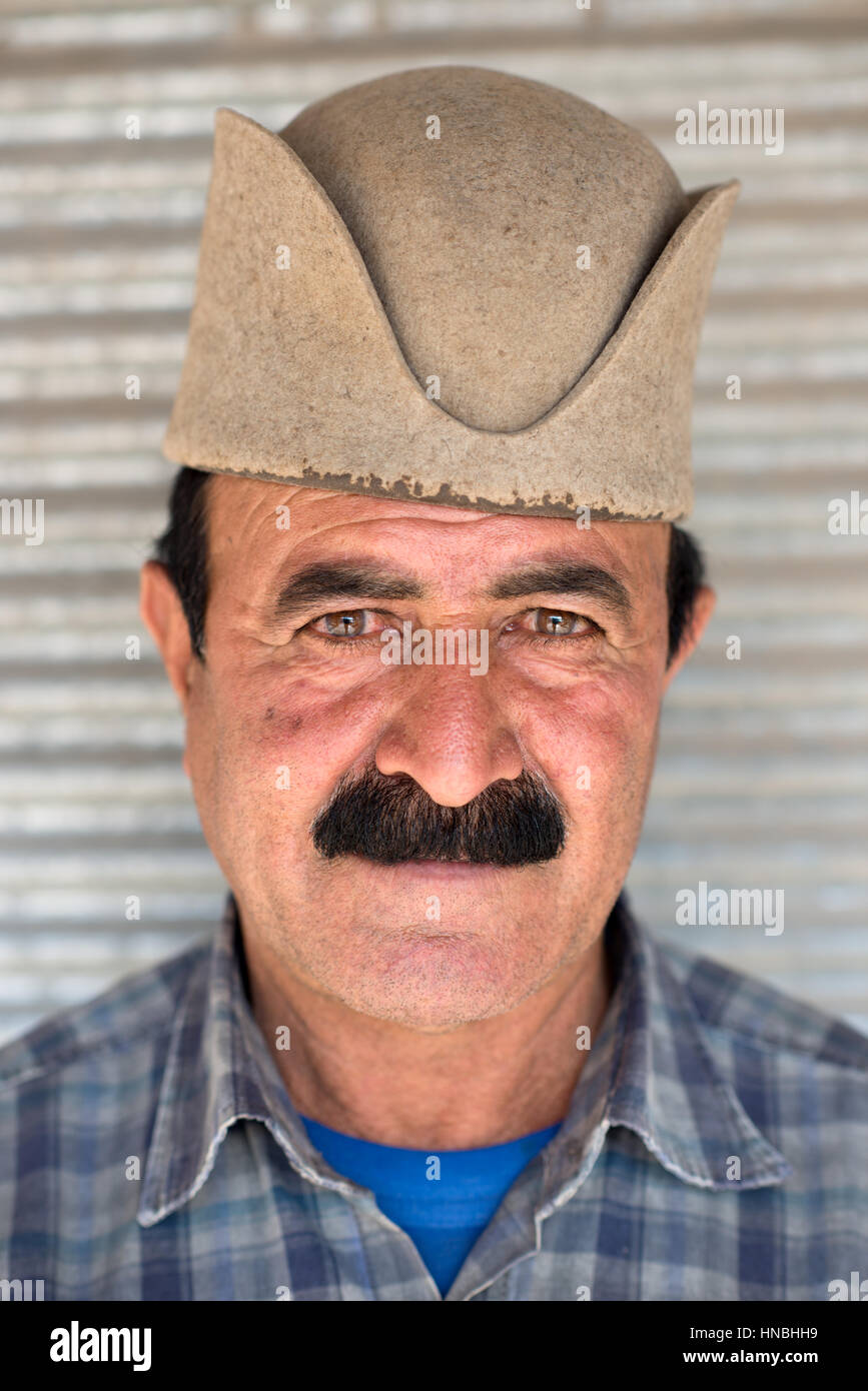 Erwachsener Mann von Qashqai Menschen mit traditionellen Filz Hut, Niman, Fars, Iran Stockfoto
