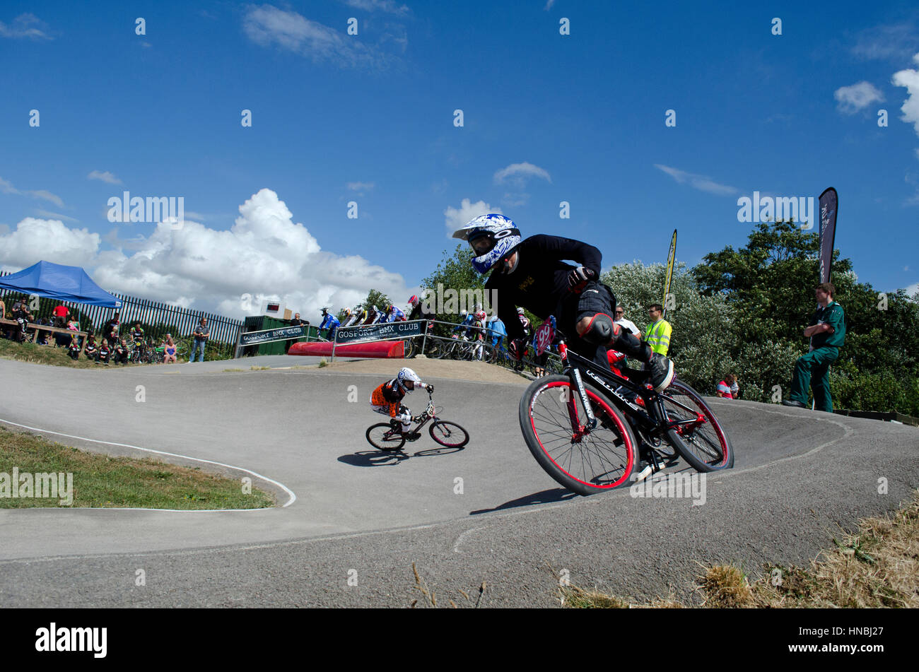 BMX-racing Bikes und Fahrer konkurrieren auf diesem Radweg in Gosport Hampshire Stockfoto