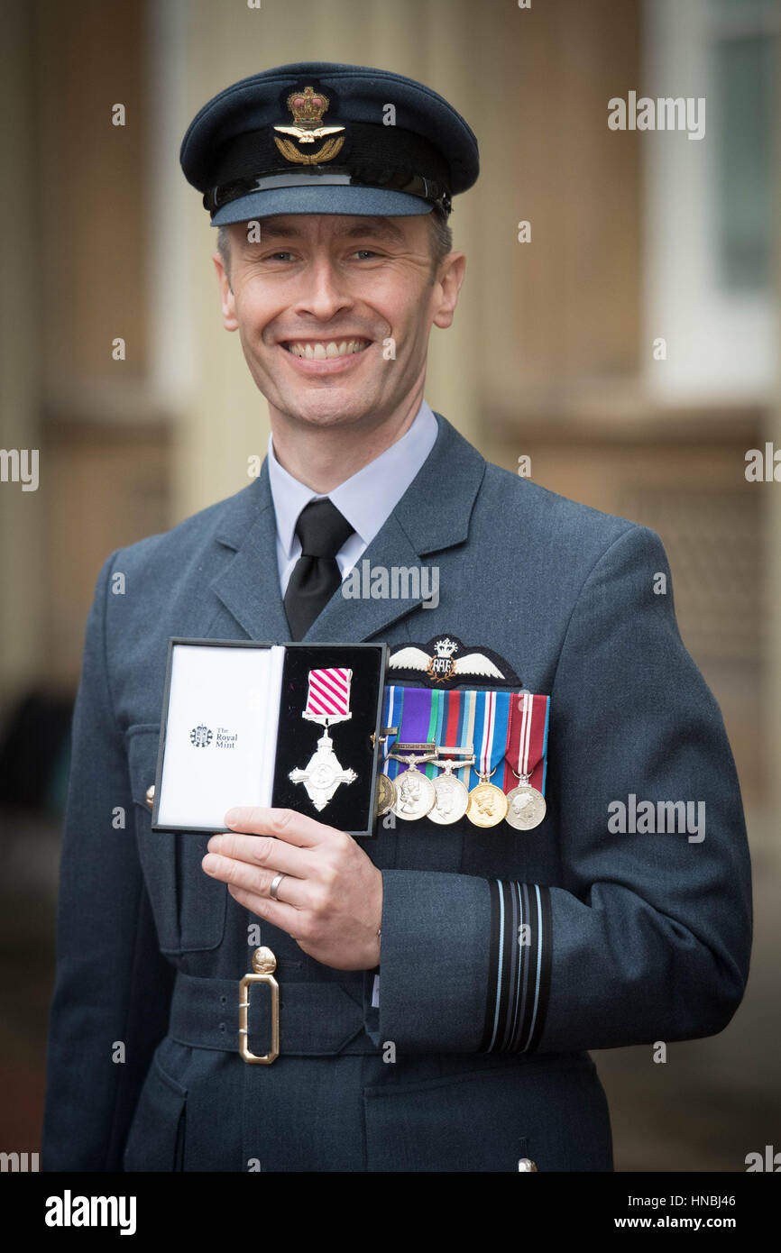 Geschwader-Führer Mark Discombe mit das Air Force Cross erhielt er von der Prince Of Wales bei einer Investitur-Feier im Buckingham Palace in London. Stockfoto