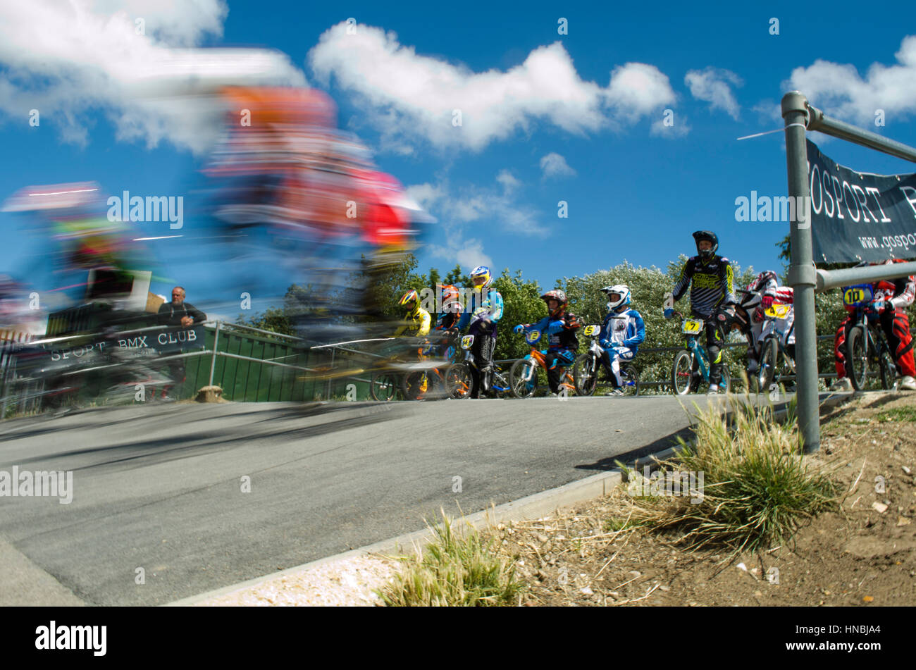 BMX-racing Bikes und Fahrer konkurrieren auf diesem Radweg in Gosport Hampshire Stockfoto