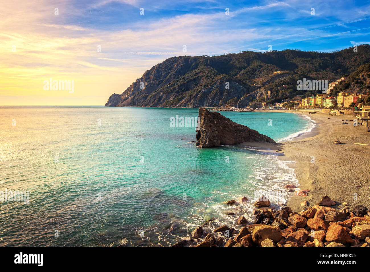 Strand von Monterosso, Meeresbucht und Felsen Landschaft. Cinque Terre, 5 Terre, Ligurien Italien Stockfoto