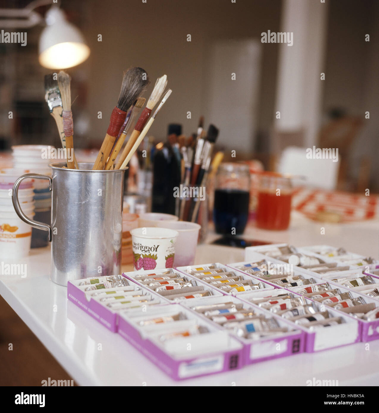 Farbe Rohre in einem Artist Studio Stockfoto
