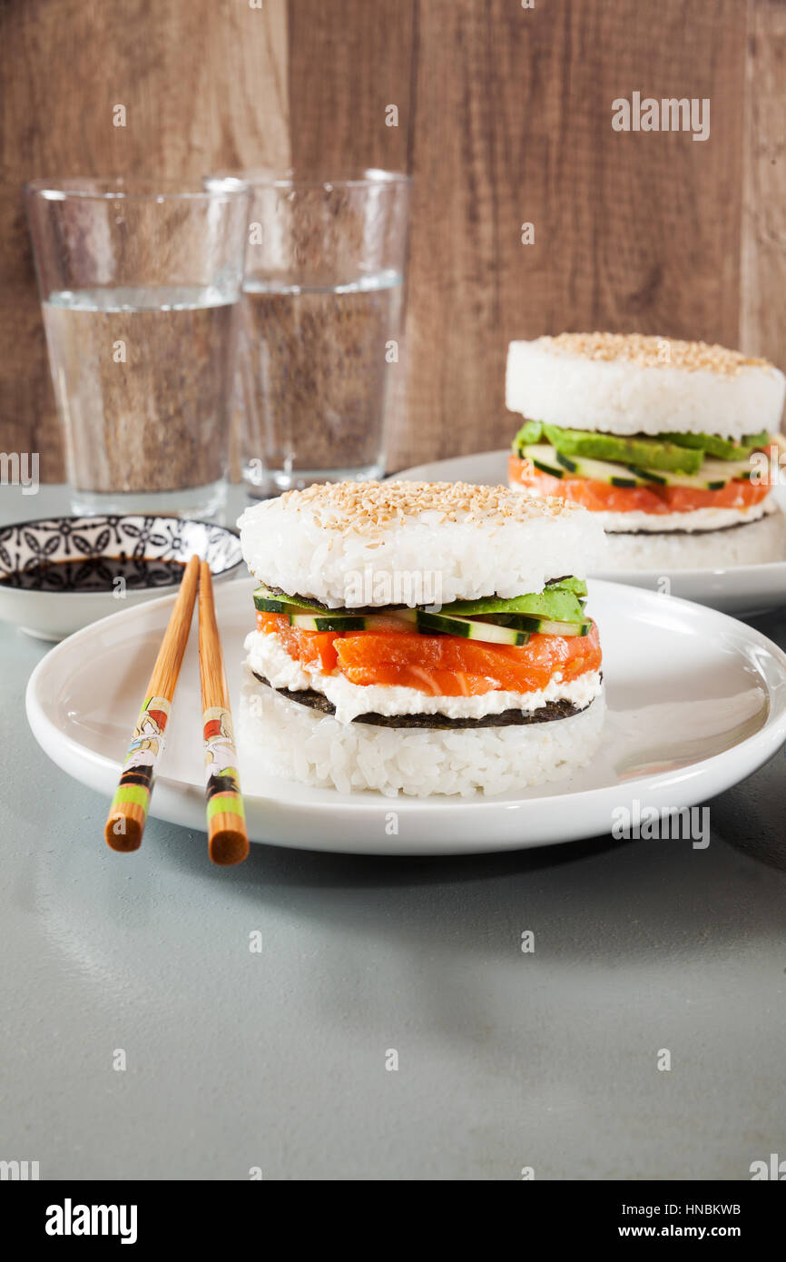 Hausgemachte Sushi Lachs-burger Stockfoto