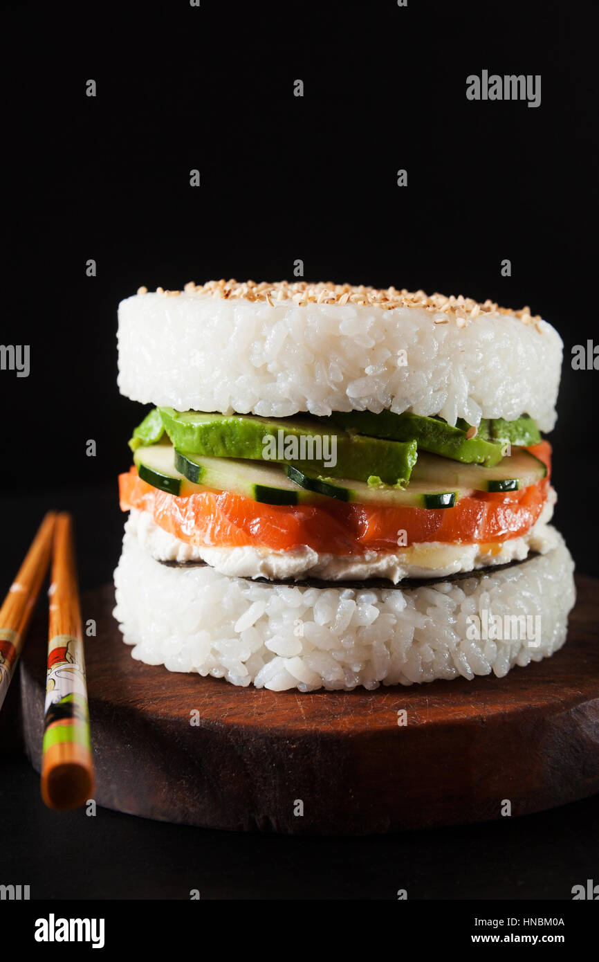 Hausgemachte Sushi Lachs-burger Stockfoto