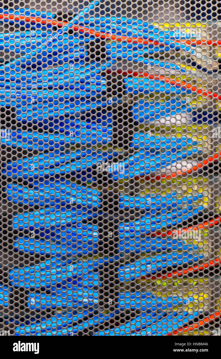 LAN-Kabel in Cambridge Serverschrank, Ablenkungen an der Tür Stockfoto