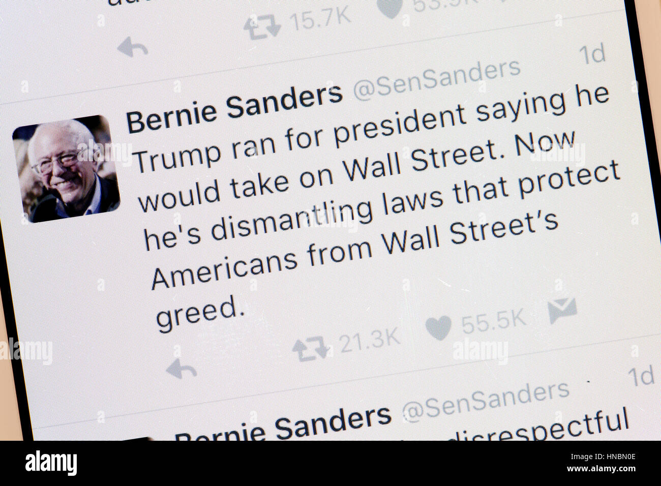 Senator Bernie Sanders Twitter-Account auf dem Handy-Bildschirm - USA Stockfoto