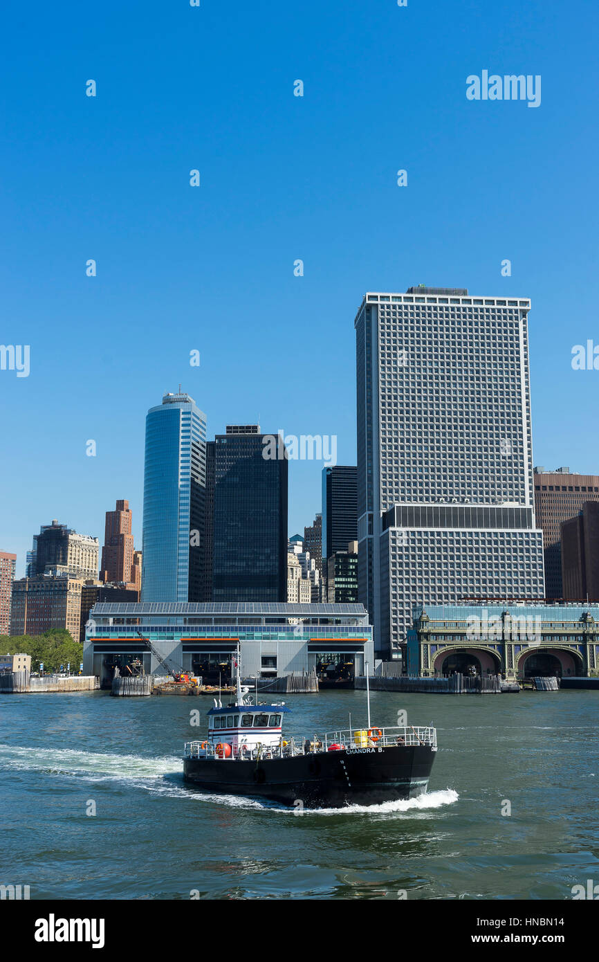 Boot-Kreuzung vor der Skyline von Manhattan. Battery Park. New York City. USA. Stockfoto