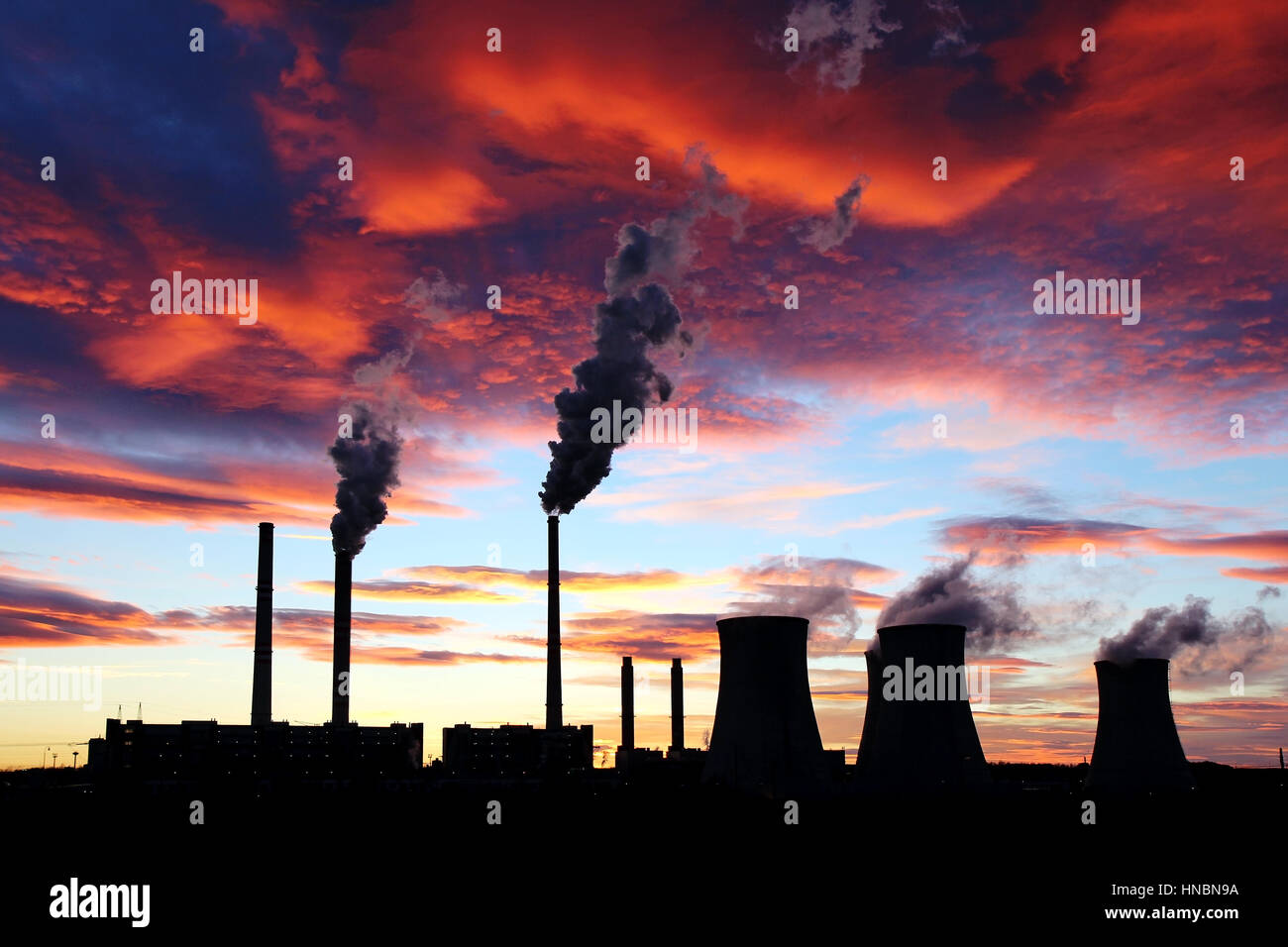 dramatischen Sonnenuntergang auf der Werks-Himmel und Kohle-Kraftwerk Stockfoto
