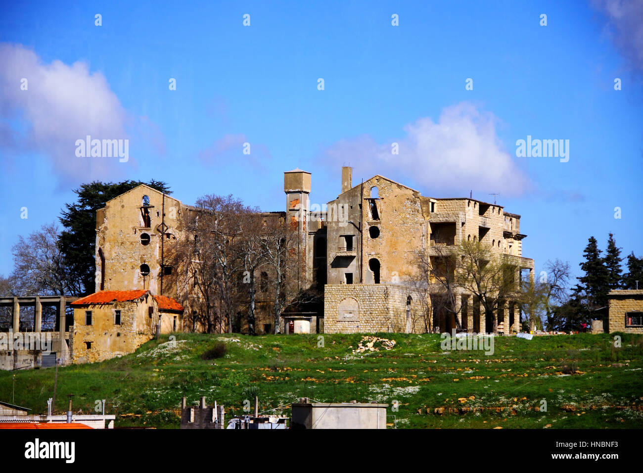 Zerstörte Wohnung komplexe Dmaged im Bürgerkrieg im libanesischen Bekaa-Tal. Stockfoto