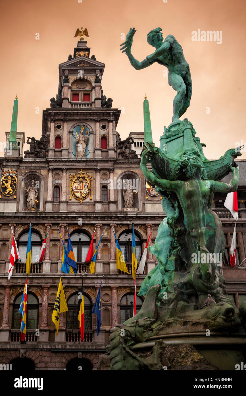 Statue von Silvius Brabo und Rathaus von Antwerpen, Antwerpen, Belgien Stockfoto