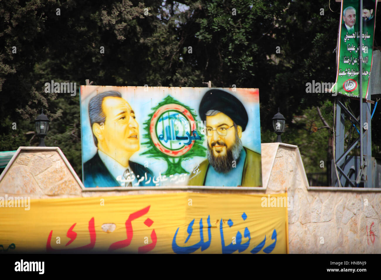 Bilder von General Aoun und Hisbollah Kopf Hassan Nasrallah, manchmal Gegner, aber derzeit Alliierten, dargestellt auf einer am Straßenrand Plakatwand an südlichen L Stockfoto