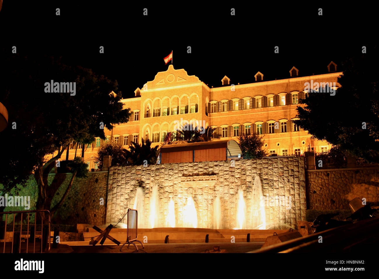 Libanesische Regierungsgebäude in Centre Ville Beirut mit der Flagge der Zedern fliegen overhead. Stockfoto