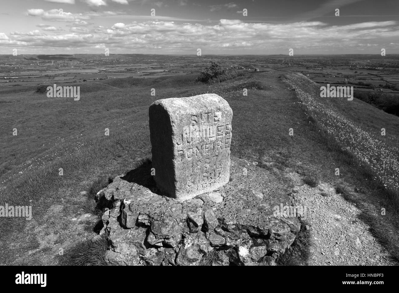 Die 1977 Jubilee Beacon, Brent Knoll einen einsamen Kalkstein Hügel und ein Ort der Bronzezeit, Eisenzeit Feldlager und eines römischen Tempels, Somerset Levels, Som Stockfoto