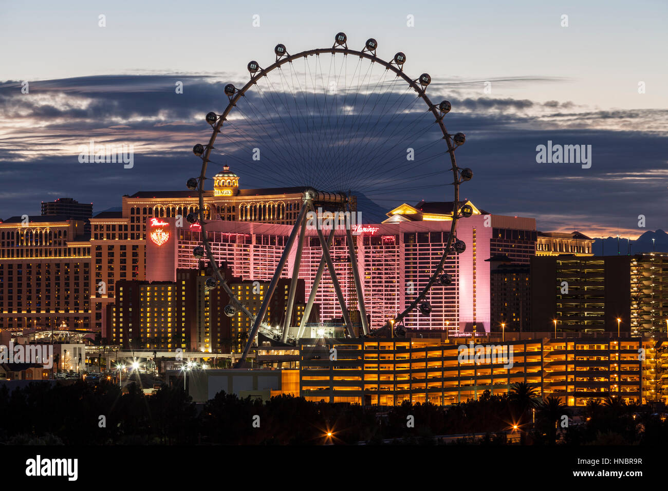 Redaktionelle Abenddämmerung Blick auf 550 Fuß High Roller als es nähert sich Fertigstellung.  Neueste Attraktion in Las Vegas ist das höchste Riesenrad der Welt. Stockfoto