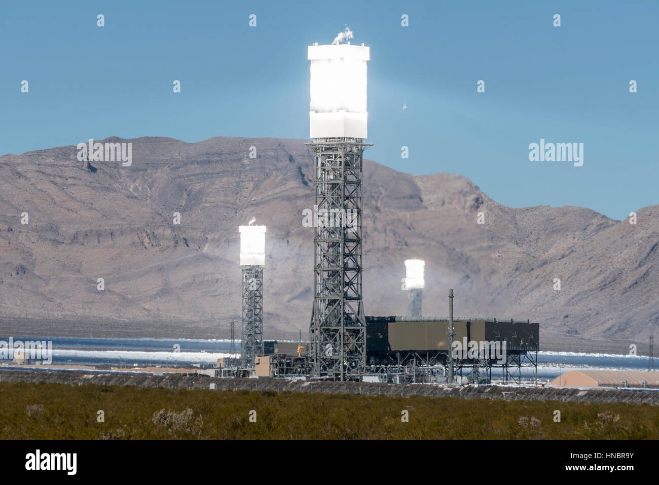 Ivanpah, Kalifornien, USA - 26. November 2014: Fokussierte Spiegel produzieren Hitze schimmert im massiven 392 Megawatt Ivanpah solar-Kraftwerk. Stockfoto