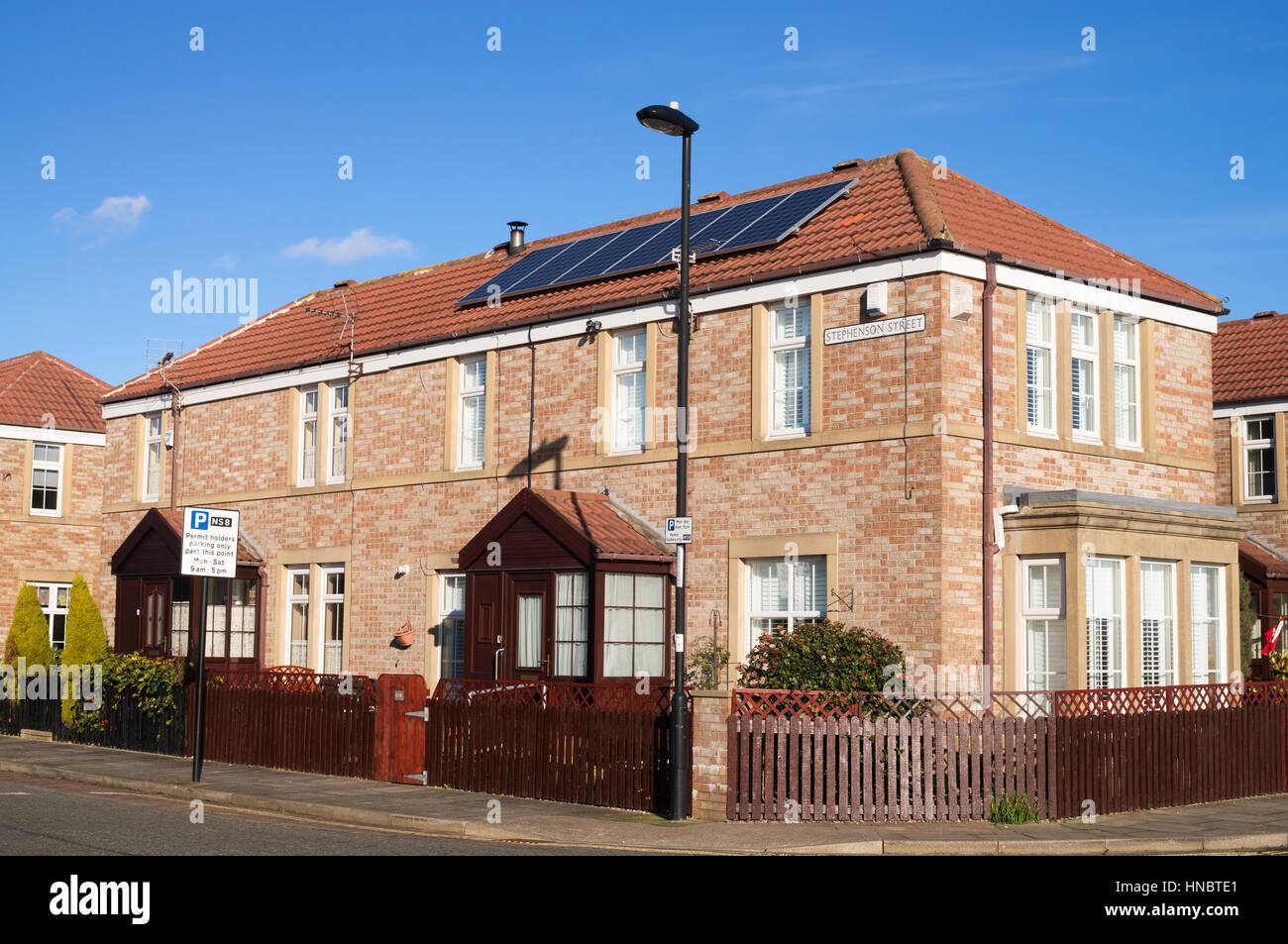 Moderne Doppelhaus beherbergt Stephenson St., North Shields, England, UK Stockfoto