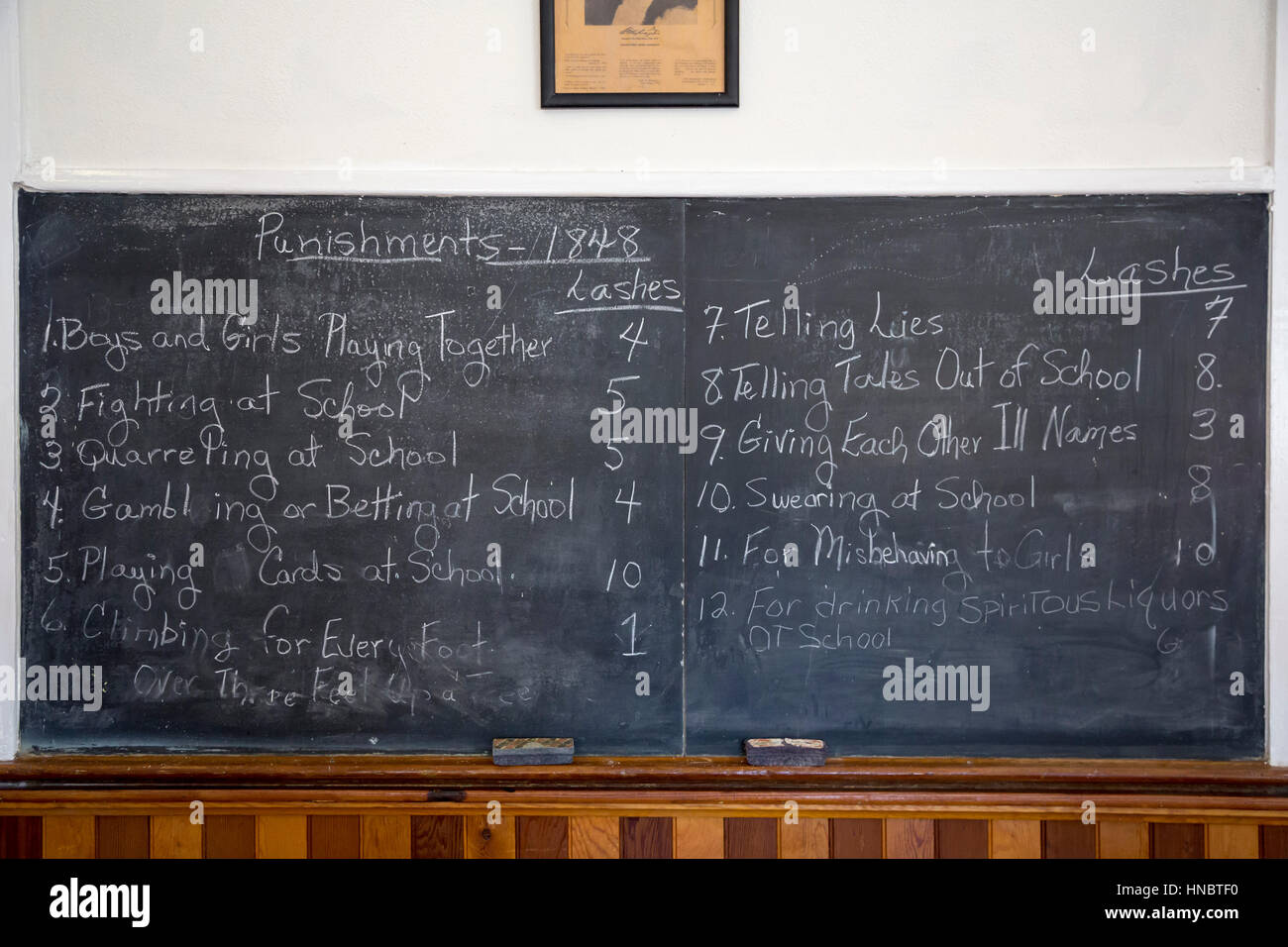 Tubac, Arizona - einem 1855 Schulhaus am Tubac Presidio State Historic Park. Eine Tafel listet einige der 1848 Strafen für Fehlverhalten der Schüler. Stockfoto