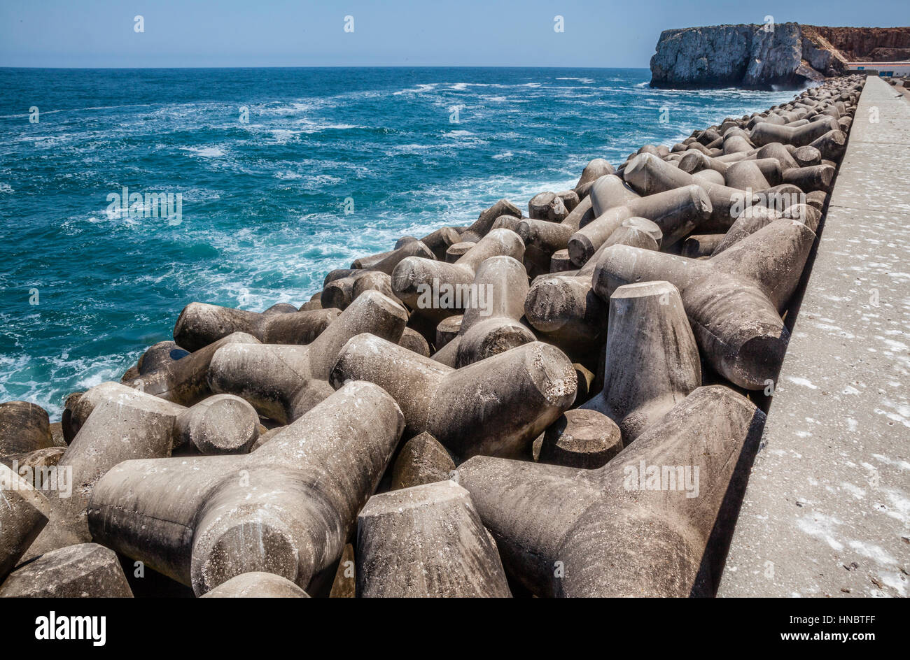 Portugal, Algarve, Sagres, massive tetrapod Betonkonstruktionen verstärken die Mole Mole von Porto da Baleeira Sagres Stockfoto