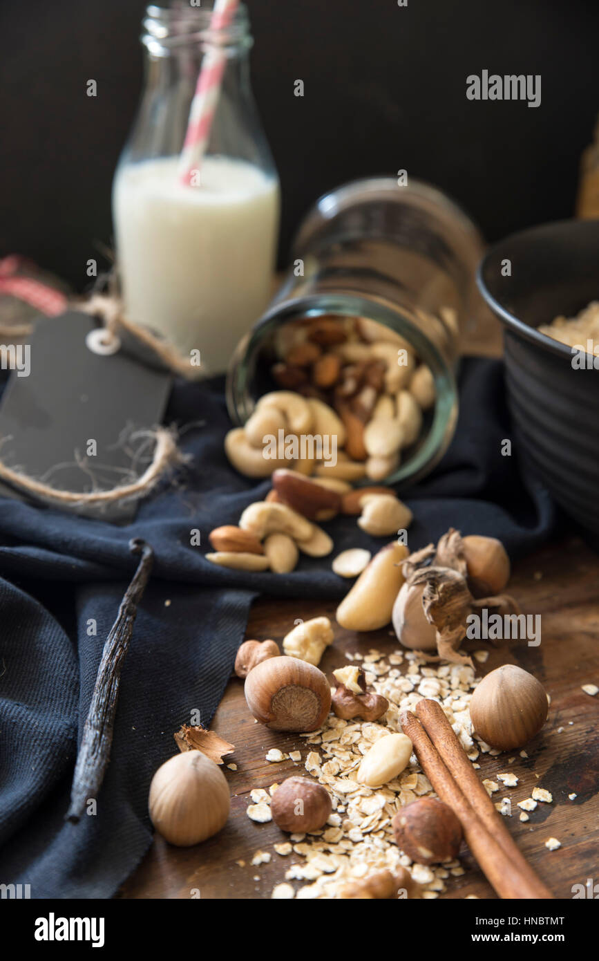 Hafer, Nüssen und Zimt-sticks mit Milch Stockfoto