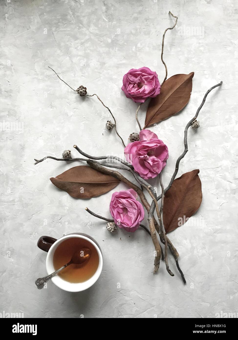 Tasse Tee und Blume bouquet Stockfoto