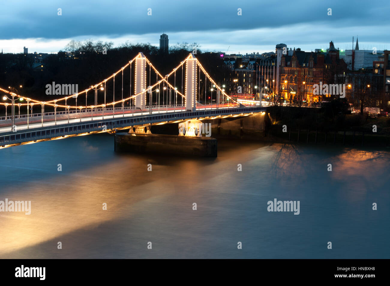 Chelsea Bridge beleuchtet bei Nacht, London, England, Vereinigtes Königreich Stockfoto