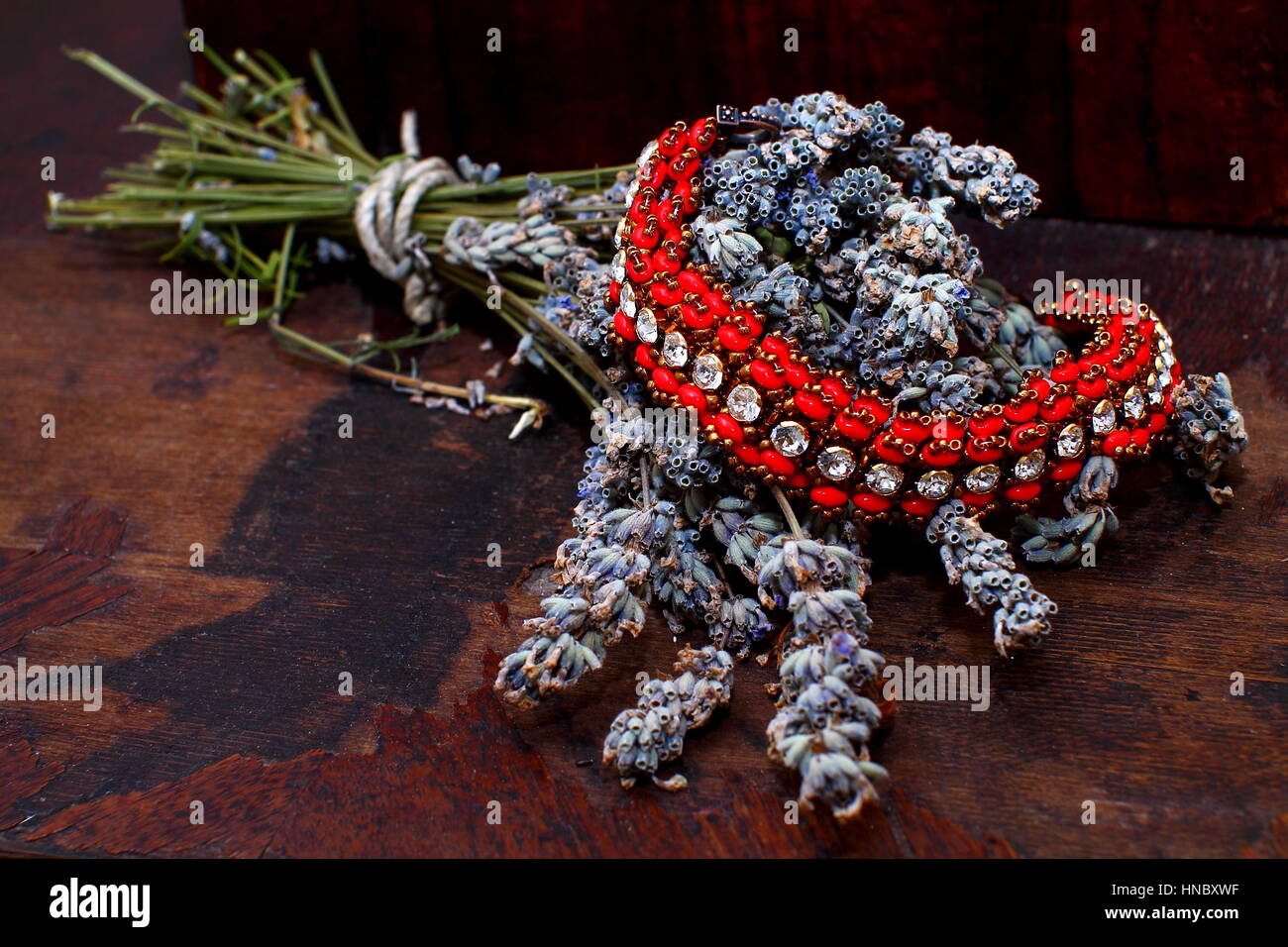 Handgemachter Schmuck und Lavendel Stockfoto
