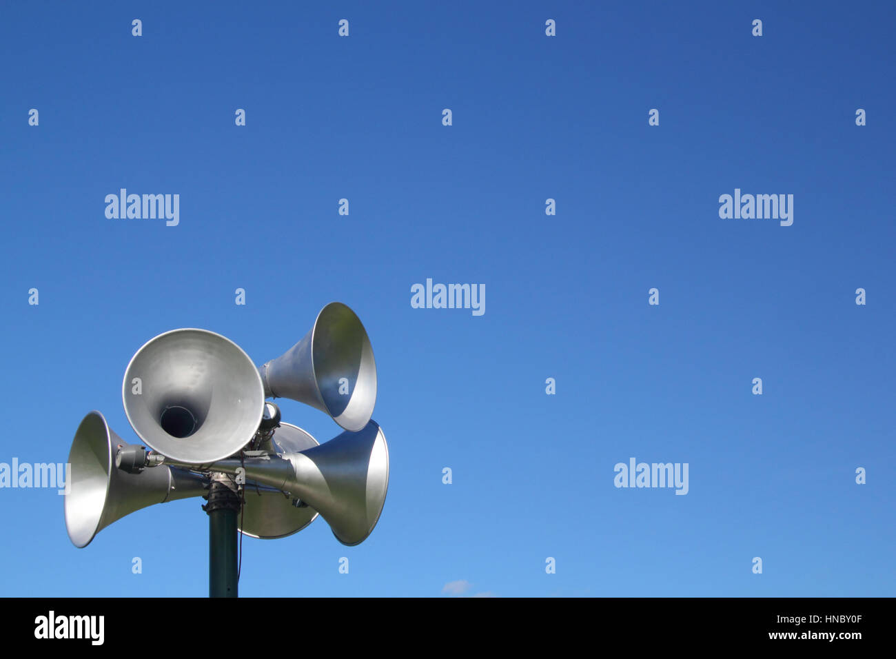 Öffentliche Bekanntmachung System Sprecheinrichtungen gegen blauen Himmel für Kopie Stockfoto