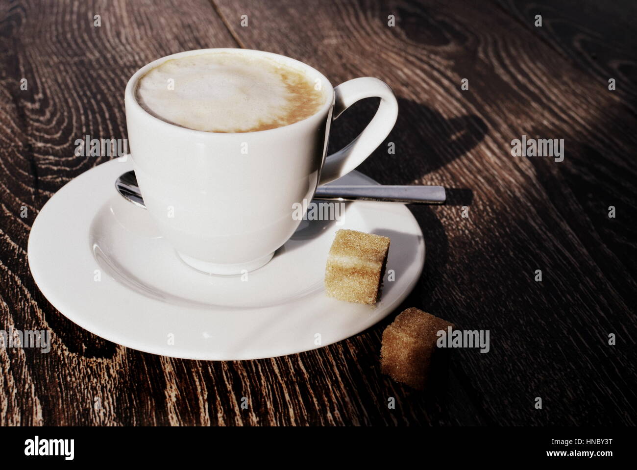 Cappuccino Kaffee mit Würfelzucker Stockfoto