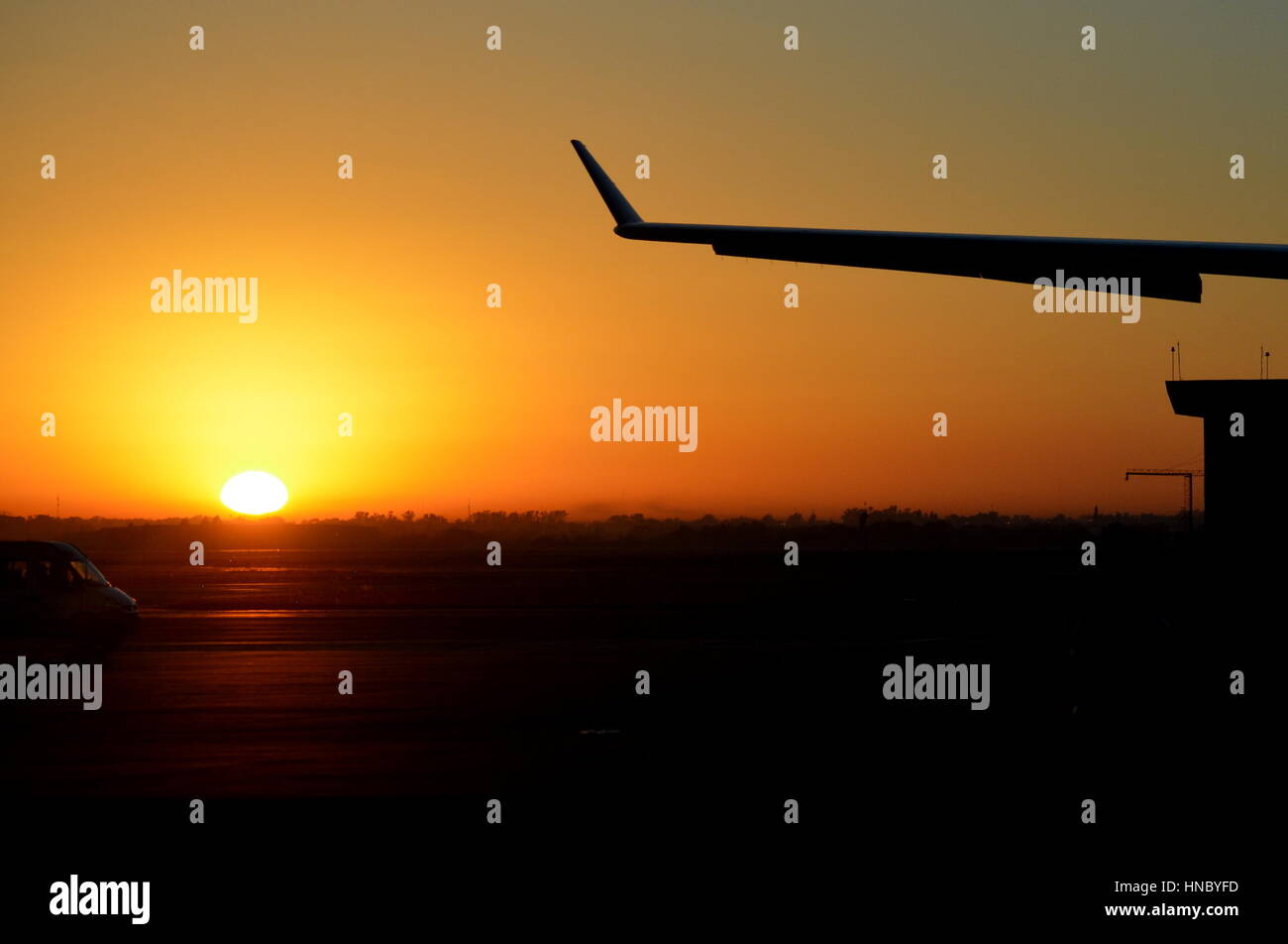 Silhouette von einem Flugzeugflügel bei Sonnenuntergang Stockfoto