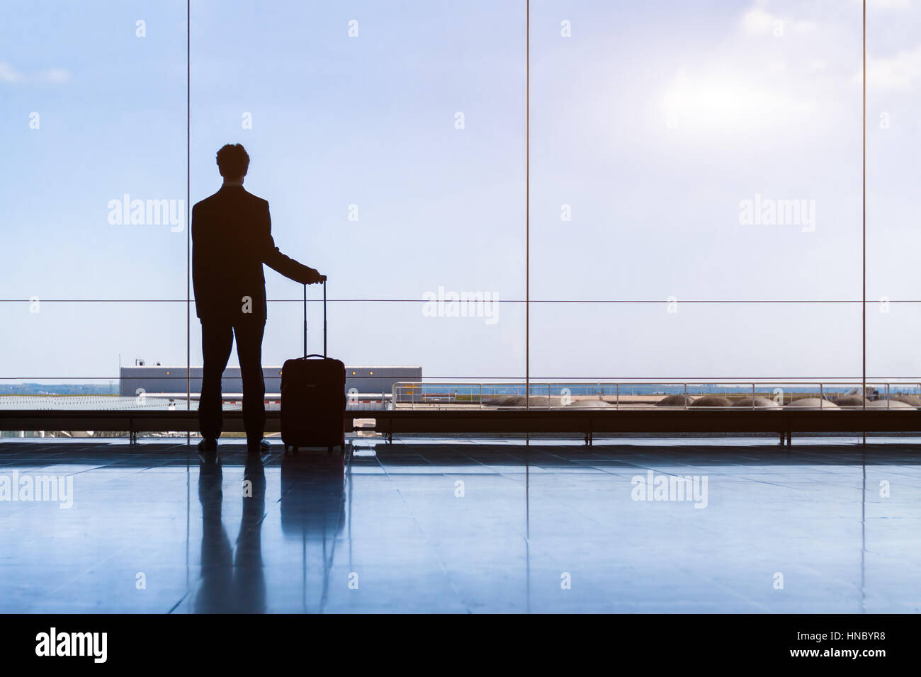 Reisender Geschäftsmann in Airport Lounge warten auf den Flug und die ständigen mit Trolley Gepäck, Business Travel Stockfoto