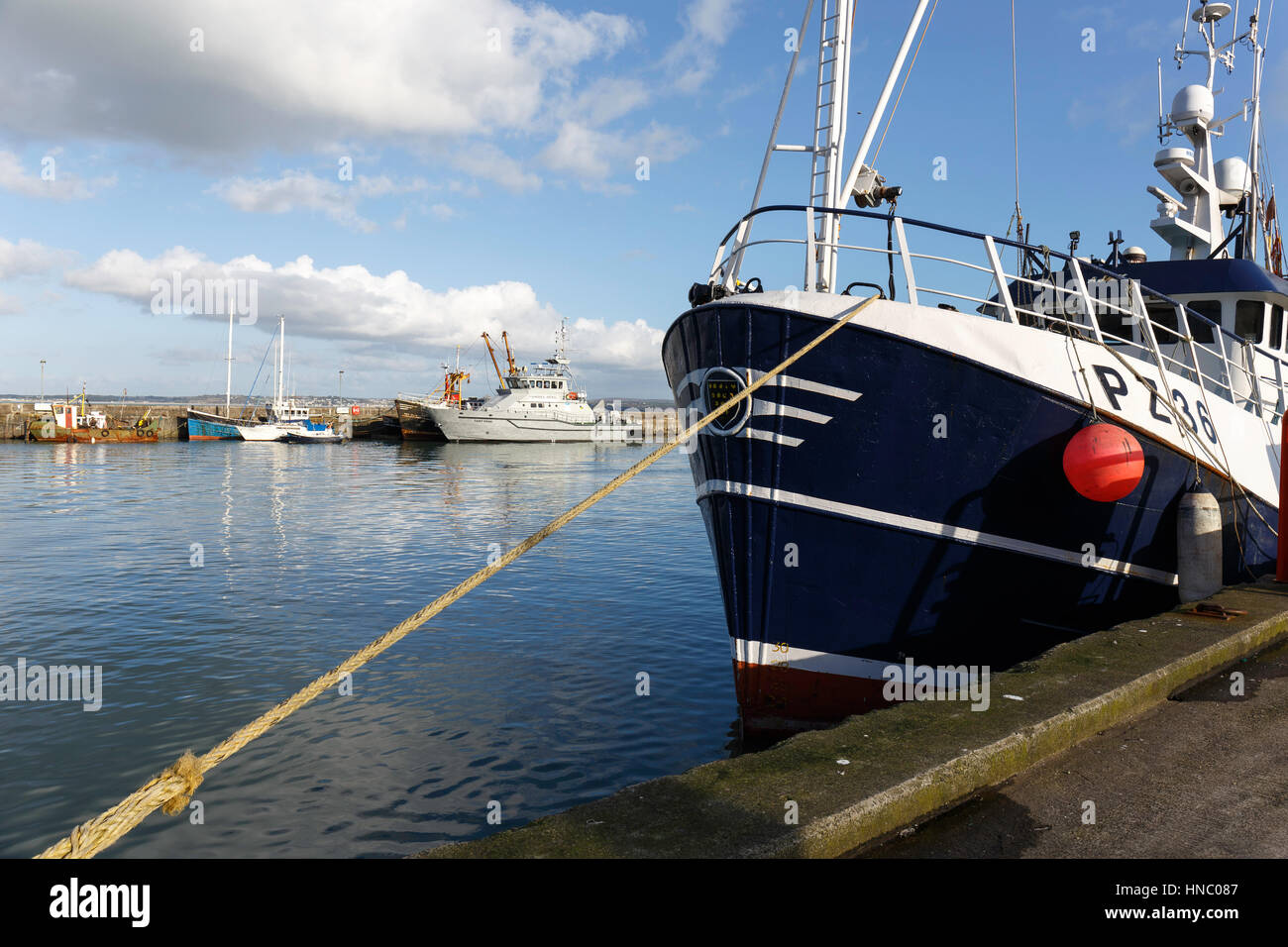 Ein Fischerei-Schutz-Schiff befindet sich gegenüber ein moderner Trawler bietet eine Reihe von Radaranlagen. Stockfoto