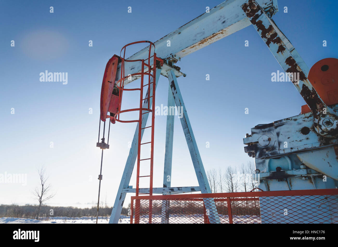 verwitterte Ölquelle in Winterlandschaft Stockfoto