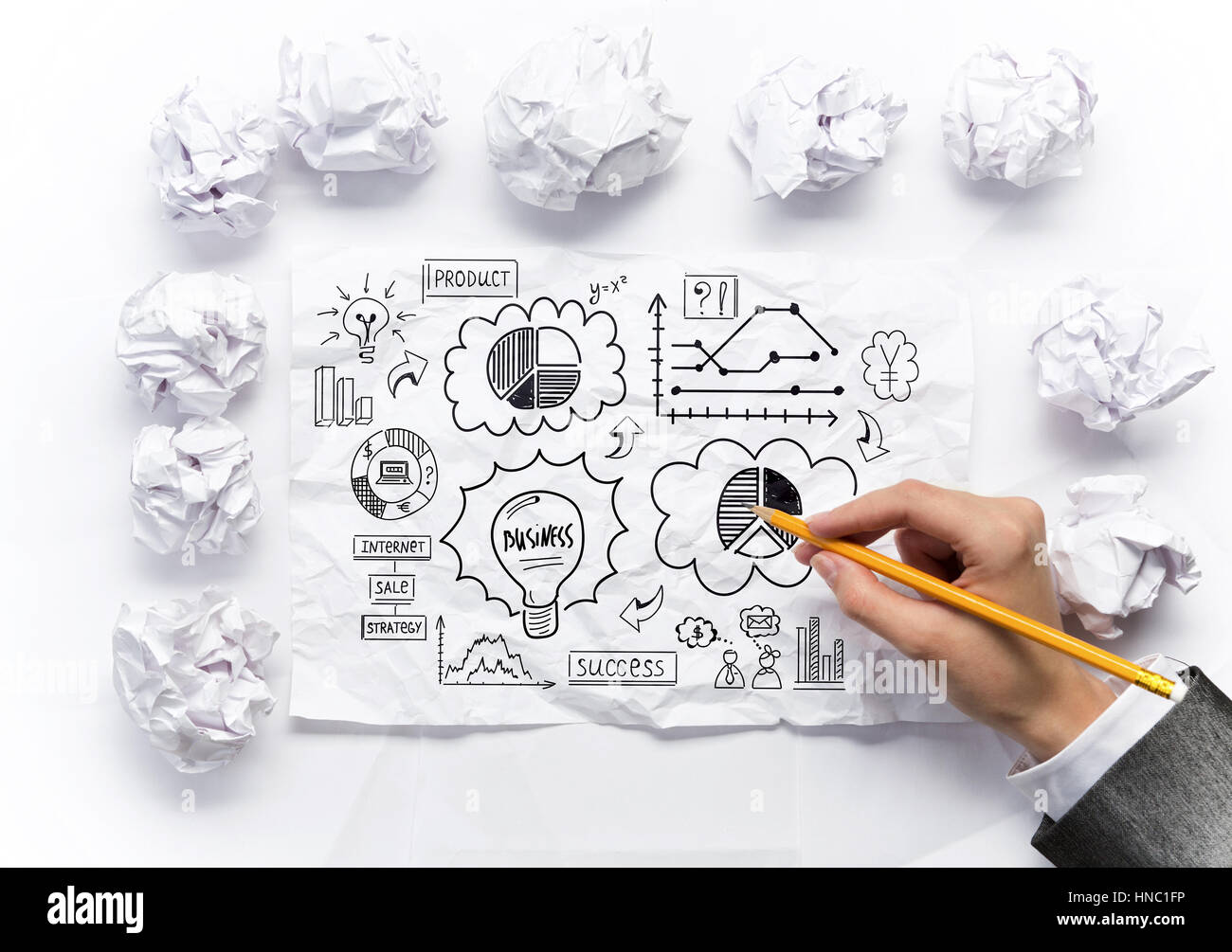 die Hand Zeichnung Geschäftsstrategie auf zerknülltes Papier als Konzept Stockfoto