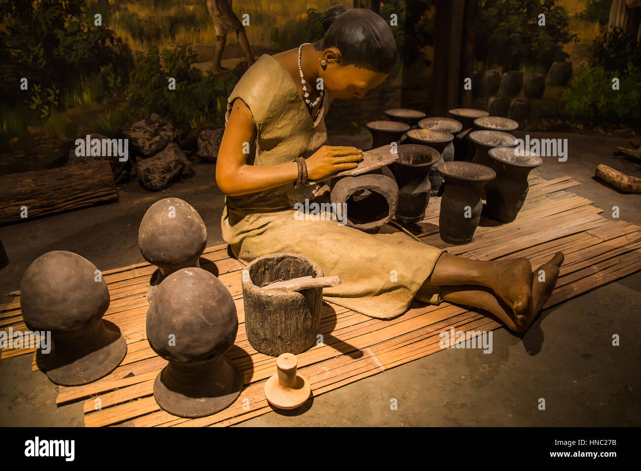 Ban Chiang National Museum besteht aus Antiquitäten, Keramik und alles verbunden mit der alten Kultur von Ban Chiang, einschließlich alte Werkzeuge, hou Stockfoto