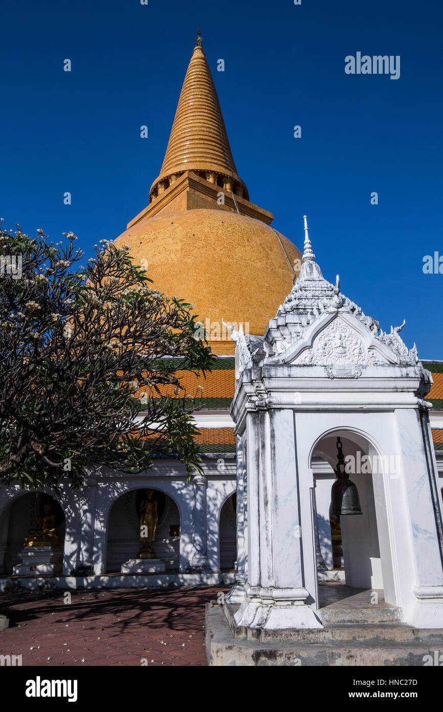 Phra Pathom Chedi - 120 Meter dieser massiven Ziegelstein Stupa ist der größte in der Welt. Es behauptet auch, dass Thailands älteste buddhistische Tempel, dat Stockfoto