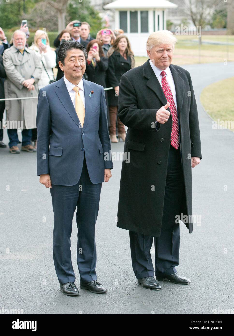 Washington DC, USA. 10. Februar 2017. US-Präsident Donald J. Trump und Premierminister Shinz? Abe von Japan stellen für die Fotografen, da sie dem South Lawn des weißen Hauses in Washington, DC auf Freitag, 10. Februar 2017 abweichen. Die beiden führen Stockfoto