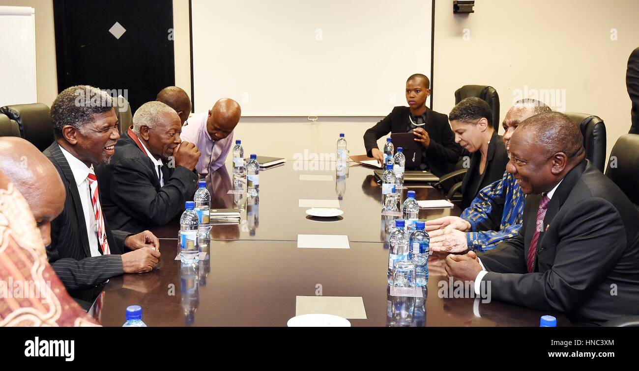 Maseru, Lesotho. 10. Februar 2017. Besuch der stellvertretenden Präsidenten Südafrikas Cyril Ramaphosa trifft (1. R) mit Lesotho Führer der Oppositionsparteien in Maseru, Lesotho, am 10. Februar 2017. Stellvertretenden Präsidenten Südafrikas Cyril Ramaphosa, liess in seiner Eigenschaft als Vermittler der Southern African Development Community (SADC), für Maseru, Lesotho am Freitag, den politischen Konflikt im Königreich zu vermitteln. Bildnachweis: DOC/Siya Duda/Xinhua/Alamy Live-Nachrichten Stockfoto