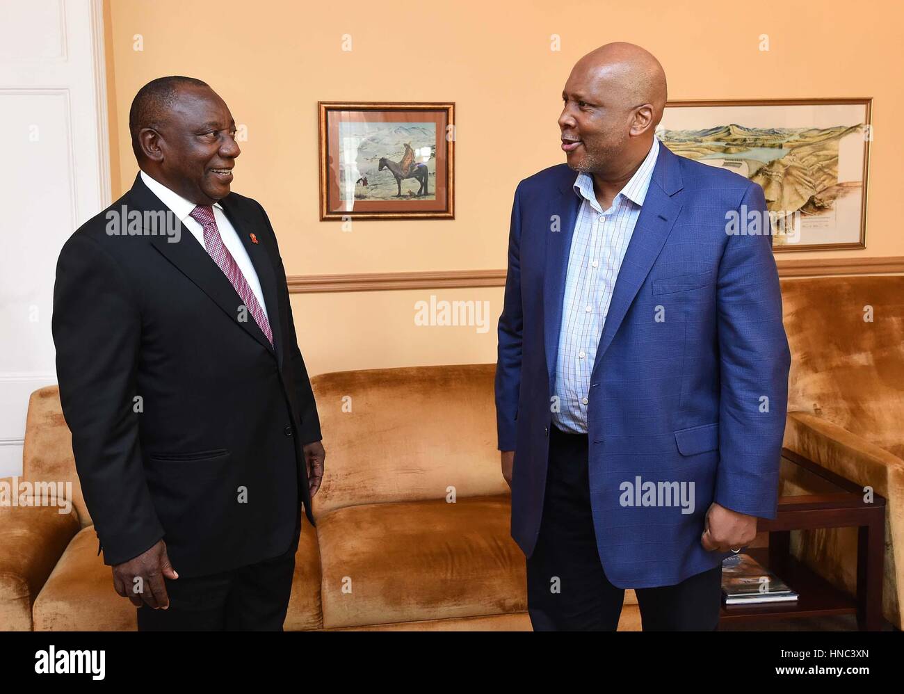 Maseru, Lesotho. 10. Februar 2017. Besuch der südafrikanischen stellvertretender Präsident Cyril Ramaphosa (L) zahlt einen Höflichkeitsbesuch auf Lesotho König Letsie III in Maseru, Lesotho, am 10. Februar 2017. Stellvertretenden Präsidenten Südafrikas Cyril Ramaphosa, liess in seiner Eigenschaft als Vermittler der Southern African Development Community (SADC), für Maseru, Lesotho am Freitag, den politischen Konflikt im Königreich zu vermitteln. Bildnachweis: DOC/Siya Duda/Xinhua/Alamy Live-Nachrichten Stockfoto