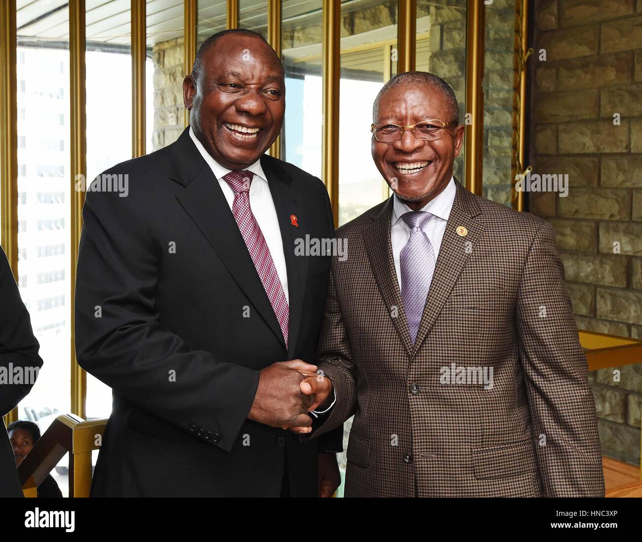Maseru, Lesotho. 10. Februar 2017. Besuch der südafrikanischen stellvertretender Präsident Cyril Ramaphosa (L), schüttelt Hände mit Lesotho Premierminister Pakalitha Mosisili in Maseru, Lesotho, am 10. Februar 2017. Stellvertretenden Präsidenten Südafrikas Cyril Ramaphosa, liess in seiner Eigenschaft als Vermittler der Southern African Development Community (SADC), für Maseru, Lesotho am Freitag, den politischen Konflikt im Königreich zu vermitteln. Bildnachweis: DOC/Siya Duda/Xinhua/Alamy Live-Nachrichten Stockfoto