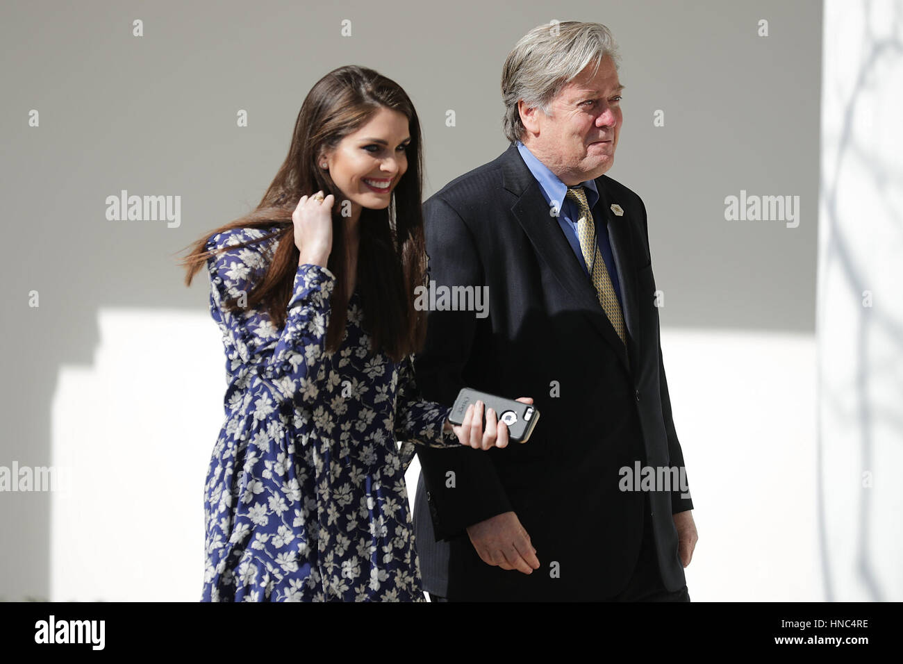 Weißen Hauses Direktor der strategischen Kommunikation Hoffnung Hicks (L) und Senior Berater des Präsidenten und White House Chief Strategist Steve Bannon gehen entlang der West Wing Kolonnade nach einem bilateralen Treffen zwischen US-Präsident Donald Trump und Jap Stockfoto