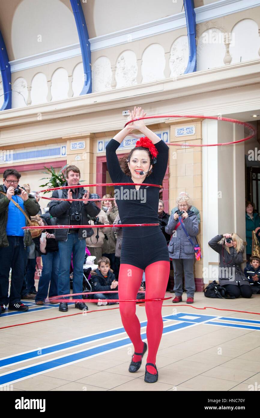 Hula Hoop Ring Benutzen Stockfotos Und Bilder Kaufen Alamy