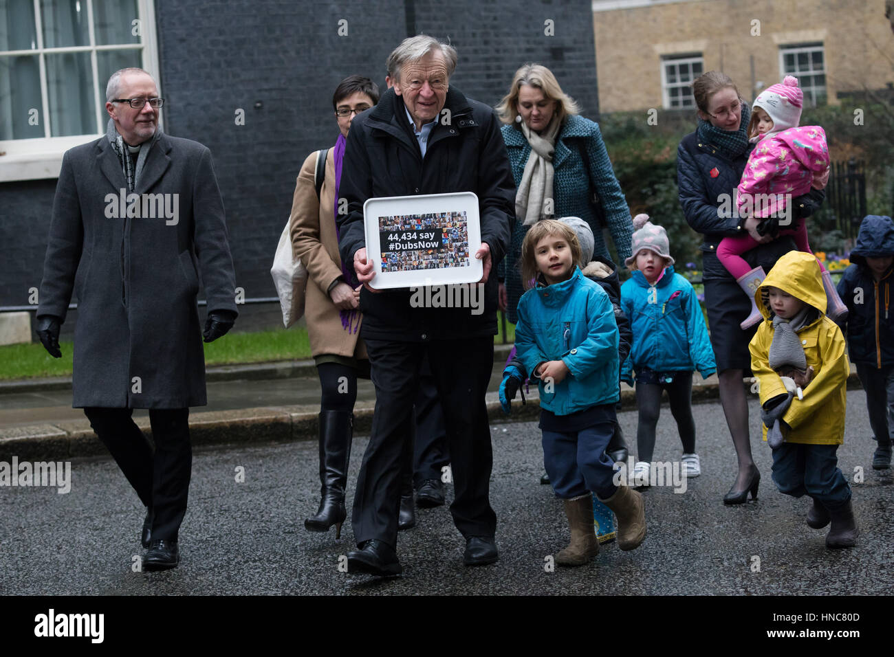 London, UK. 11. Februar 2017. Herr Alf Dubs und Anhänger, mit ihren Kindern, liefern eine 44.435 starke Petition 10 Downing Street, fordert die Ministerpräsidenten, Theresa May, das Ende der Dubs Änderung Regelung zu überdenken, das alleinreisende Kind Flüchtling Migranten eine sichere Passage in das Vereinigte Königreich erlaubt. Herrn Dubs kam im Vereinigten Königreich selbst als Kind Flüchtling, zusammen mit fast 10.000 überwiegend jüdischen Kinder, die Nazi-kontrollierten Europa flohen. Bildnachweis: Vickie Flores/Alamy Live-Nachrichten Stockfoto