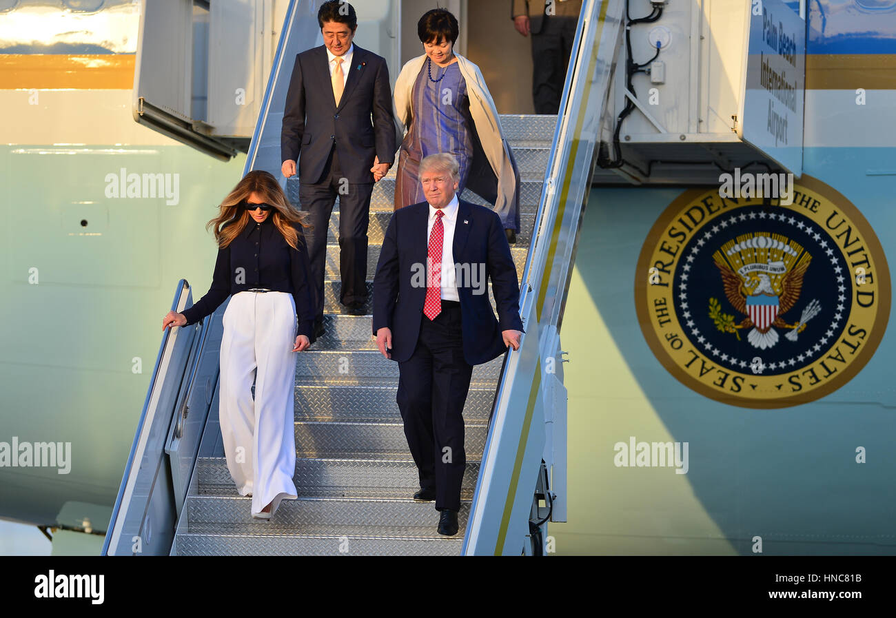 West Palm Beach, FL, USA. 10. Februar 2017. U.S. President Donald J. Trump (R) und seine Frau Melania Trump (L) ankommen und begleiten Sie von der japanische Premierminister Shinzo Abe (oben L) und seiner Frau Akie Abe (Top R) auf Air Force One am Palm Beach International A Stockfoto