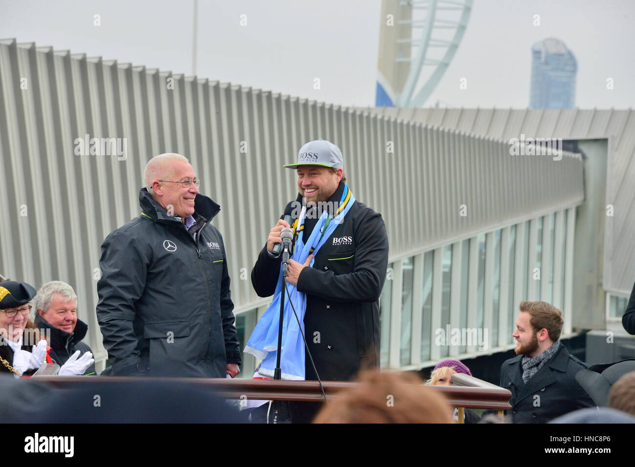 Gosport, Hampshire, UK. 11. Februar 2017. Alex Thomson zurück in seine Heimat Stadt von Gosport an Bord HugoBoss nach einem zweiten Platz in der Vendee Globe rund um die Welt Solo, nonstop, Rennen in 74 Tagen ankommen. Während des Rennens brach er die Welt 24 Stunden Abstand Rekord Segeln 536nautical Meilen in 24 Stunden und seine eigene britische 80 Tag aufzeichnen Tobecome der schnellste Brite rund um die Welt Segeln Solo, ohne Zwischenlandung in Amonohull zu schlagen. Eine Parade von Segel wurde ihm zu Ehren mit einem bürgerlichen Empfang statt. Bildnachweis: Wendy Johnson/Alamy Live-Nachrichten Stockfoto