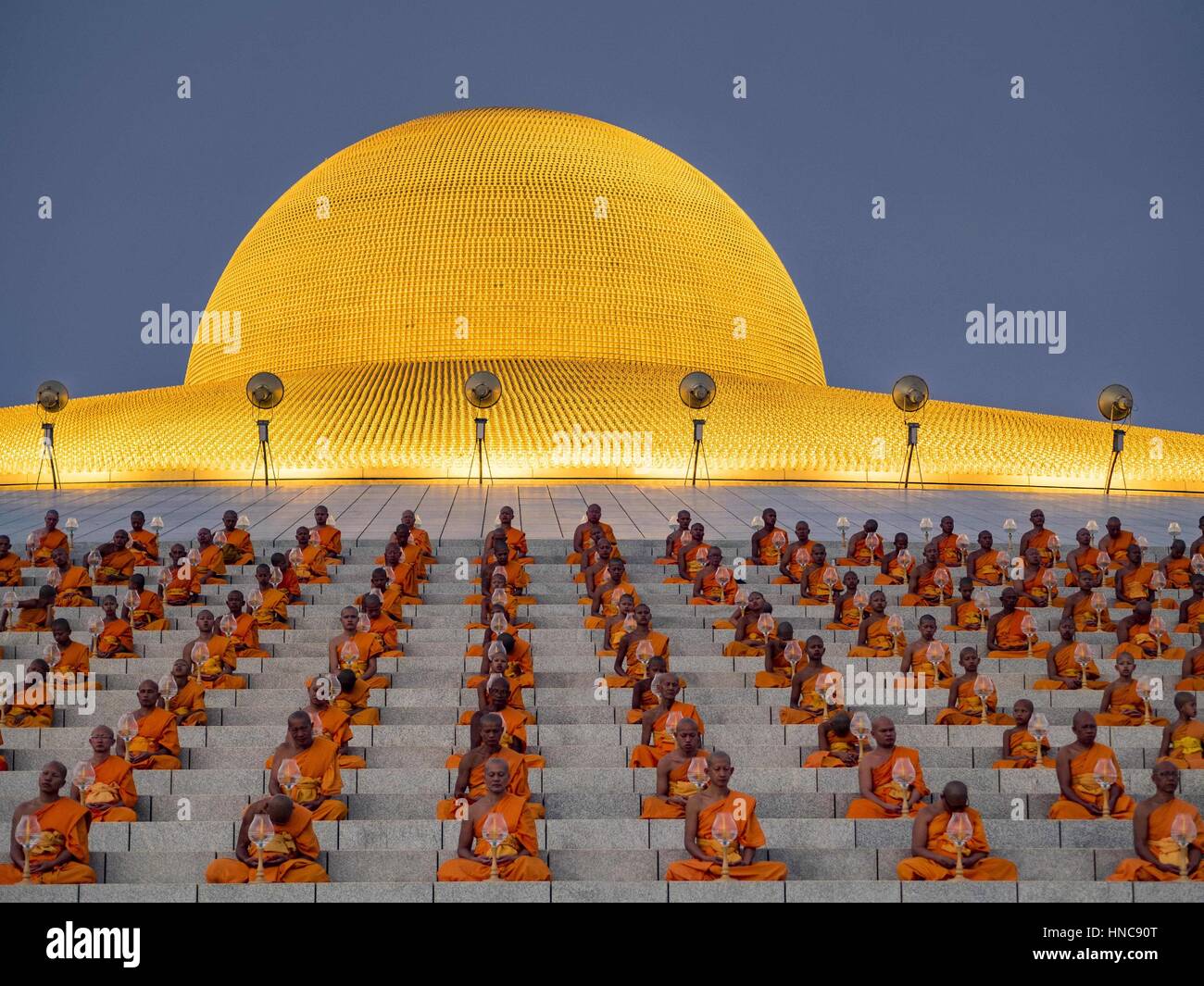Khlong Luang, Pathum Thani, Thailand. 11. Februar 2017. Buddhistische Mönche beten während der Makha Bucha-Tag-Service im Wat Phra Dhammakaya auf ihren Plätzen auf der Pagode. Makha Bucha-Tag ist ein Feiertag in Kambodscha, Laos, Myanmar und Thailand. Viele Menschen gehen zum Tempel, um Verdienst ausgerichteten Tätigkeiten auf Makha Bucha-Tag, ausüben, welche vier wichtige Ereignisse im Buddhismus markiert: 1.250 Schüler kamen, den Buddha zu sehen, ohne beschworen wird, alle von ihnen waren Arhantas, oder, die erleuchtet und alle waren vom Buddha selbst ordiniert. Bildnachweis: ZUMA Press, Inc./Alamy Live-Nachrichten Stockfoto