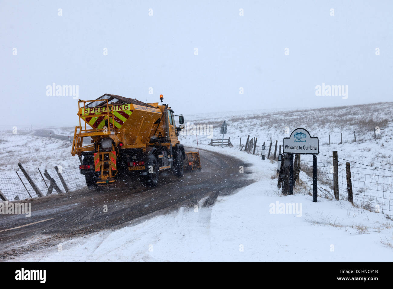 B6277, County Durham und Cumbria Grenze im Nordosten Englands. Samstag, 11. Februar 2017, UK Wetter. Schnee ist die B6277-Straße zwischen Middleton-in-Teesdale und Alston an der County Durham und Cumbria Grenze heute Nachmittag beeinflussen. Bedeutende Ansammlungen von mehr als 10cm sind für hohe Routen über den North Pennines über das Wochenende prognostiziert. Bildnachweis: David Forster/Alamy Live-Nachrichten Stockfoto