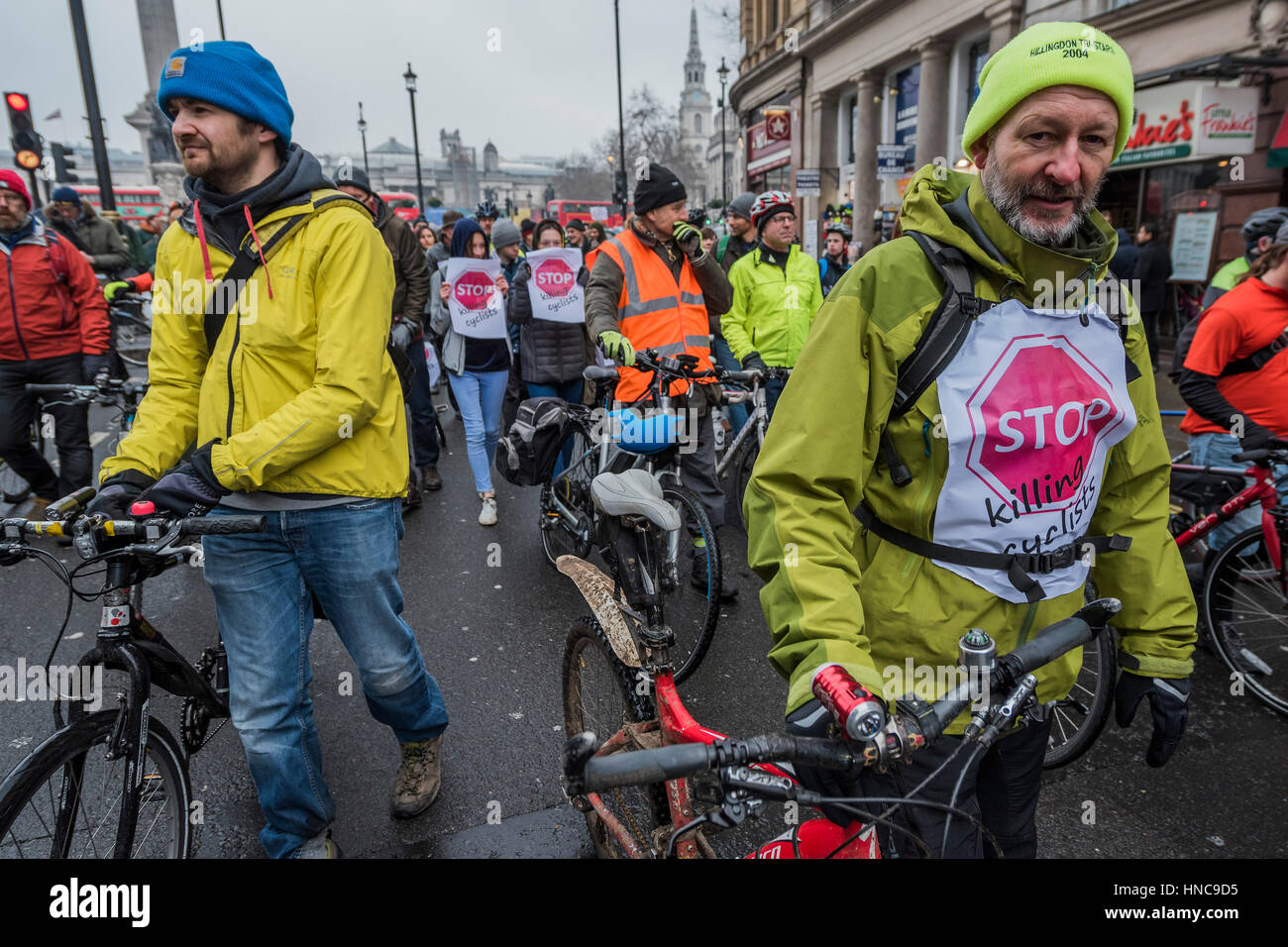 London, UK. 11. Februar 2017. Stop Killing Radfahrer inszenieren ein sterben-in daran, Anita Szucs, 30 und Karla Roman, 32 (beide getötet beim Radfahren am Montag) und Ben Wales, 32. Sie fordern Investitionen in Radfahren und Wandern in der Hoffnung, dass es bis Ende dieses Parlaments auf 10 % des Haushaltsplans UK Verkehr steigt. Sie betonen auch, dass die Luftverschmutzung Millionen von Menschen im Vereinigten Königreich Vergiftung ist und Straße Gefahr, dass die meisten Menschen nicht das Gefühl sicher Radfahren auf britischen Straßen bedeutet - was bedeutet, dass sie gesunden Bewegung verpassen und Compoundierung Katastrophenfall Gesundheit des NHS kämpfen, um es sich leisten. Kredit: Guy Stockfoto